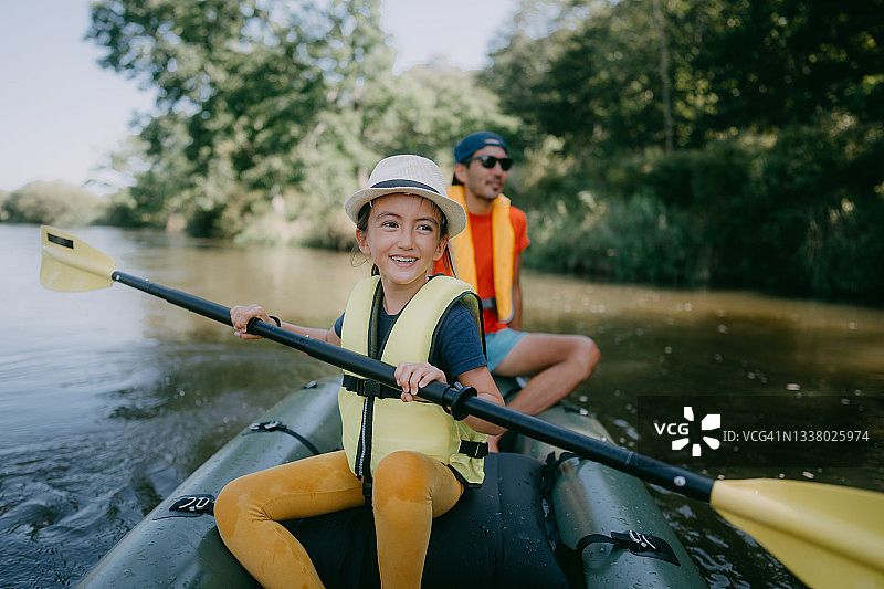享受皮划艇的可爱年轻女孩，北海道，日本图片素材