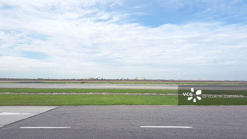 公路与草地风光图片素材