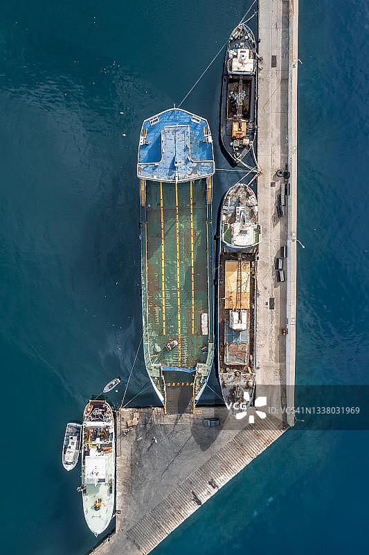 希腊多德卡尼斯群岛卡利姆诺斯港航拍船只俯视图图片素材
