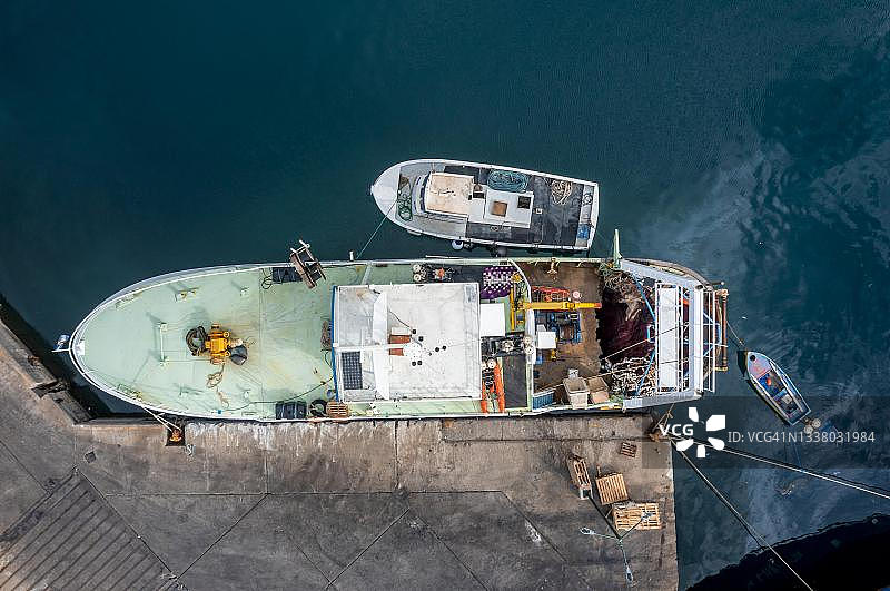 希腊多德卡尼斯群岛卡利姆诺斯港航拍船只俯视图图片素材