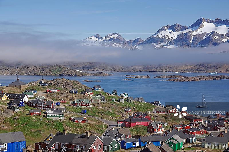 格陵兰塔西拉克彩色房屋、峡湾、雾和高山风光，丹麦图片素材