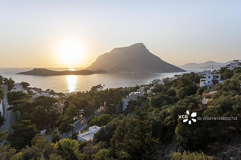 傍晚时分的大海和山丘，米尔蒂斯和马苏里村庄景色，左侧是特伦多斯岛，位于希腊多德卡尼斯群岛卡林诺斯图片素材
