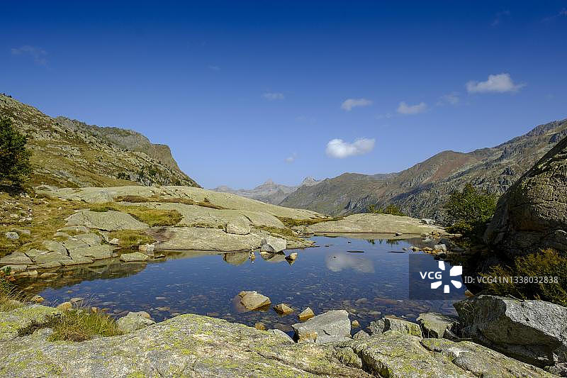 法国中央比利牛斯山Artouste小火车沿线小湖图片素材