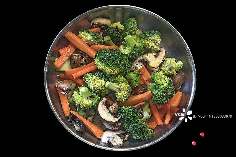 盛有西兰花、胡萝卜和蘑菇的蔬菜锅，德国巴伐利亚图片素材