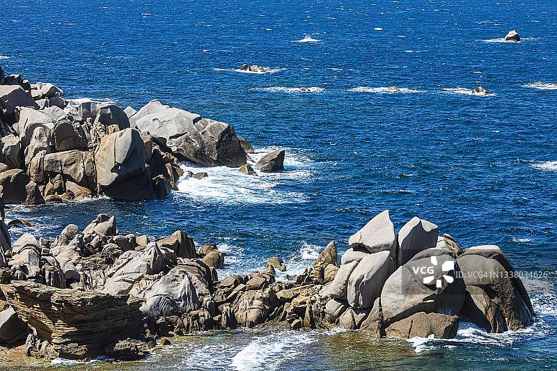 意大利撒丁岛卡波泰斯塔岩石海岸奇异岩层图片素材