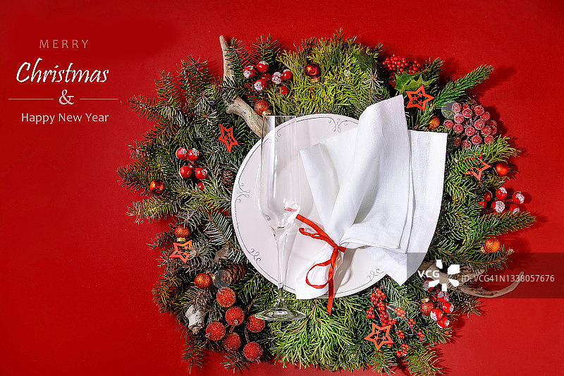 圣诞树花环上的餐桌布置图片素材