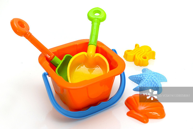 装有沙模的橙色水桶图片素材