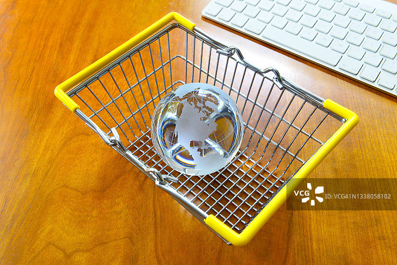 购物篮中的地球仪，互联网购物图片素材