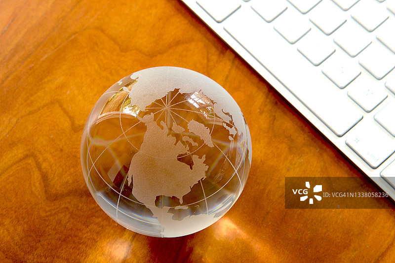 地球和键盘图片素材