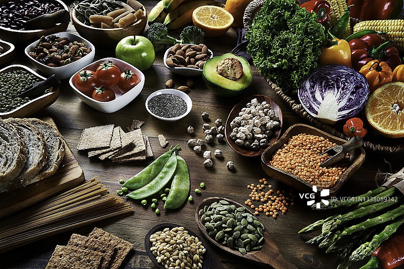 乡村木桌上的膳食纤维素食图片素材