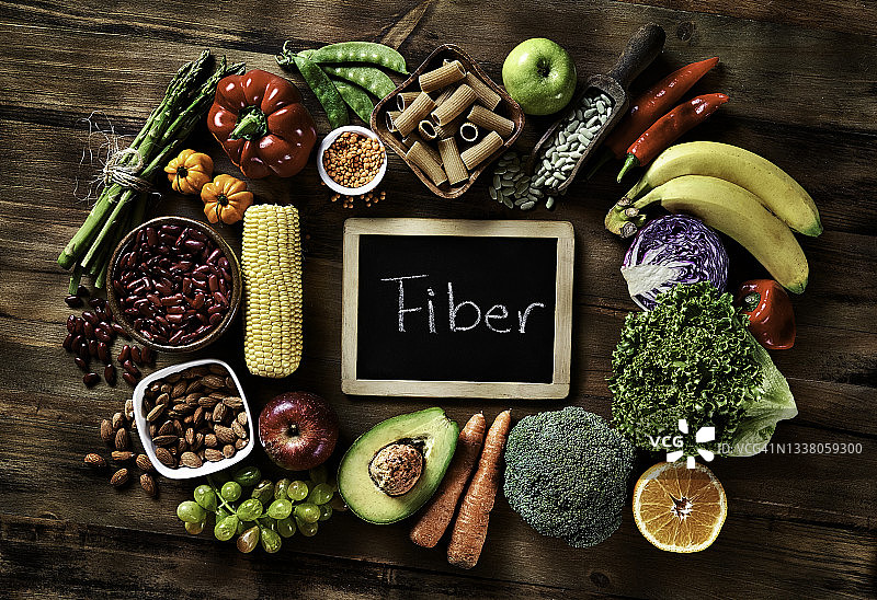 俯视：乡村木桌上的膳食纤维素食和豆类图片素材