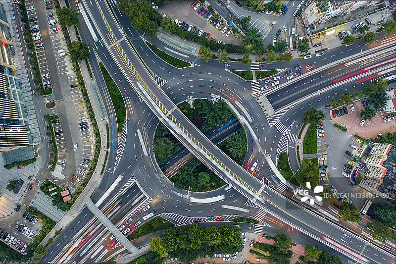 中国山东省青岛市北区高峰时段立交桥交通航拍图片素材