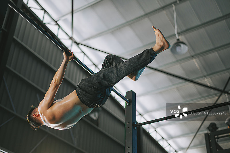 低角度视角：在健身房练习街头健身的亚洲健壮男运动员图片素材