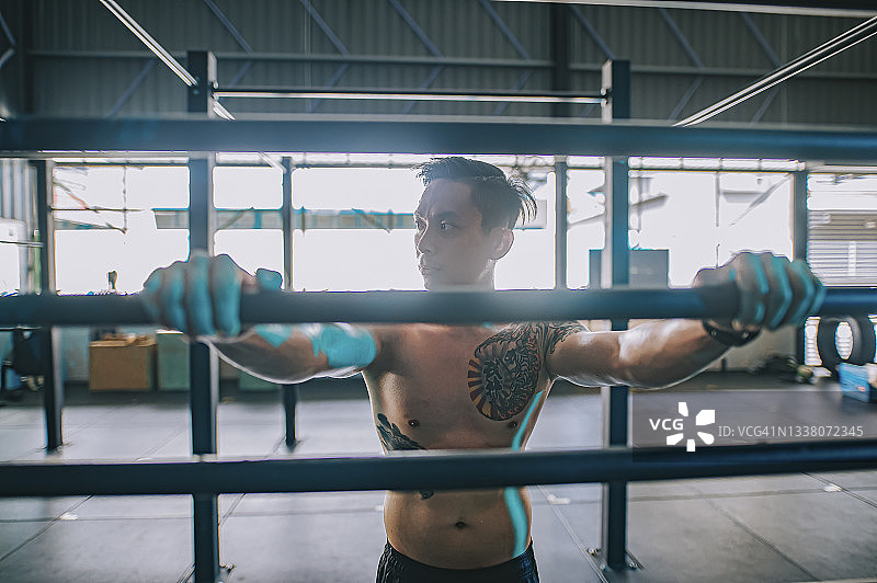 亚洲健壮男子在健身房准备进行街头健身运动图片素材