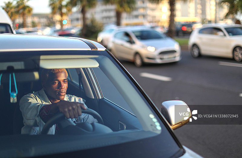 汽车共享服务：司机等待乘客图片素材