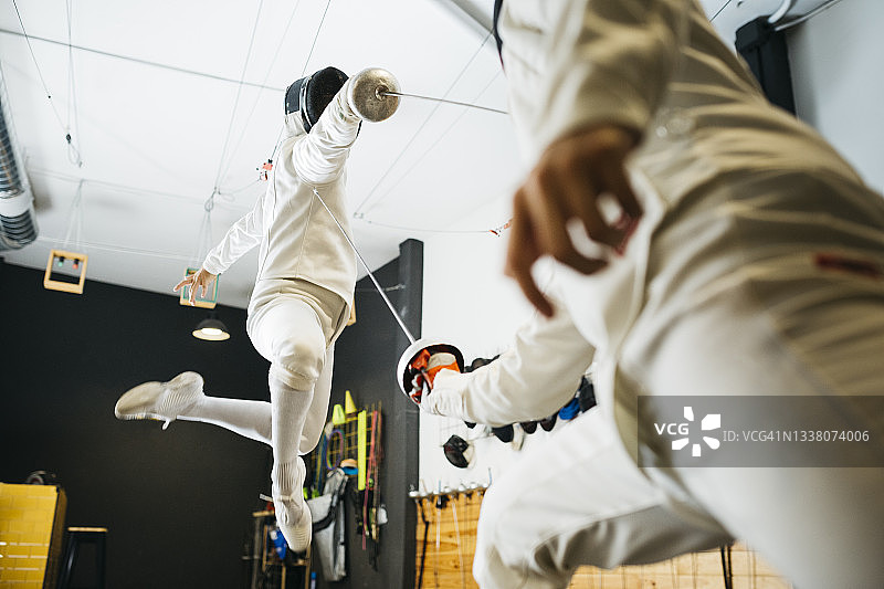 健身房内的击剑训练图片素材