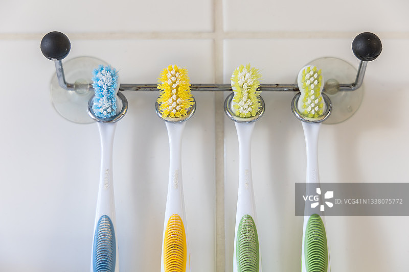 浴室墙上悬挂的牙刷特写图片素材
