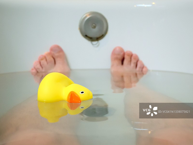 黄色浴缸鸭子图片素材