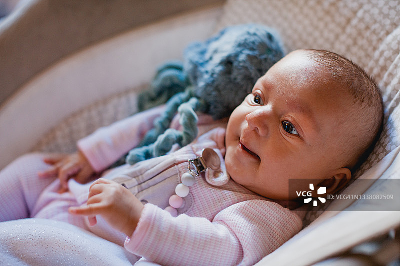家中美丽的拉美裔女婴肖像图片素材