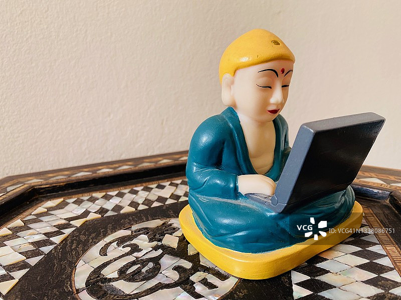 带笔记本电脑的橡胶佛像图片素材