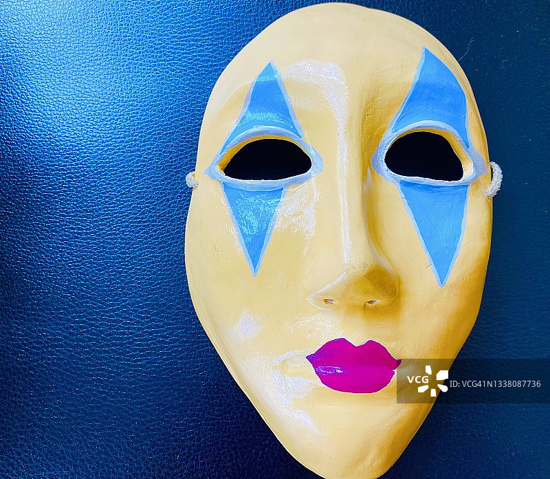 黄色陶瓷面具图片素材