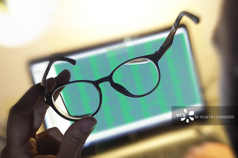 男人拿着眼镜图片素材