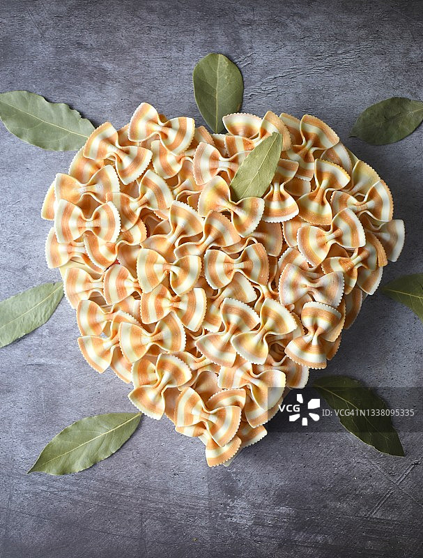 心形蝴蝶面与月桂叶图片素材