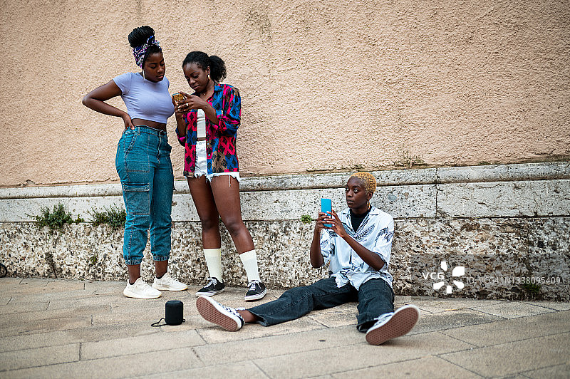 朋友们在长途跋涉后休息图片素材