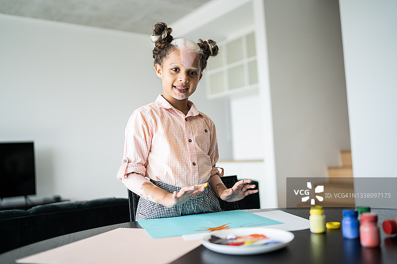 在家绘画涂色的白癜风女孩肖像图片素材