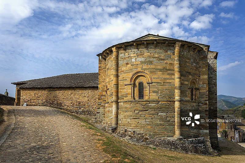 西班牙莱昂比埃尔索自由镇圣地亚哥教堂图片素材