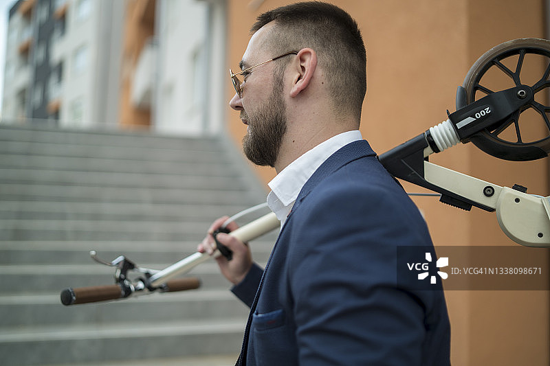 在城市户外手持滑板车图片素材