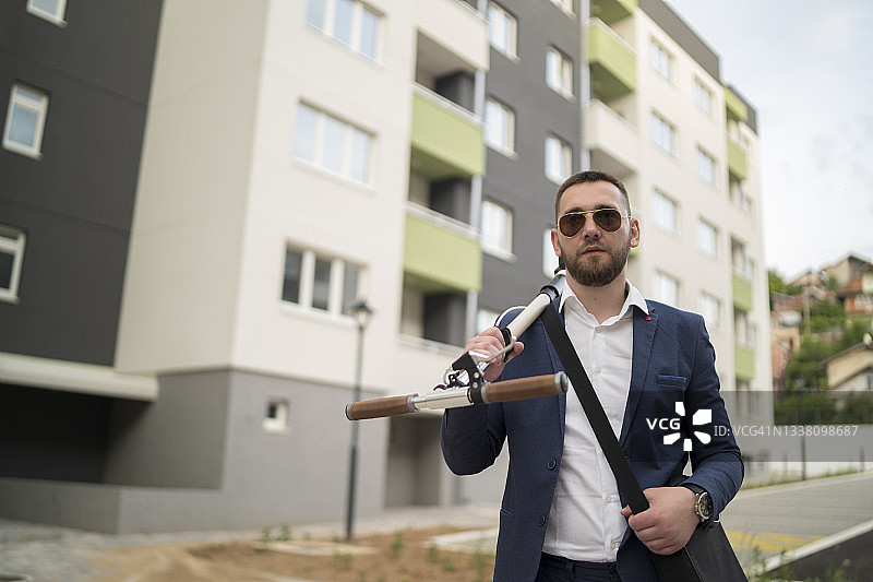 在城市户外手持滑板车图片素材