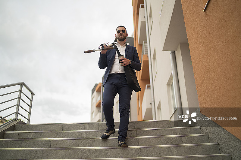 在城市户外手持滑板车图片素材