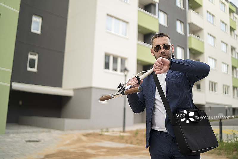 在城市户外手持滑板车图片素材