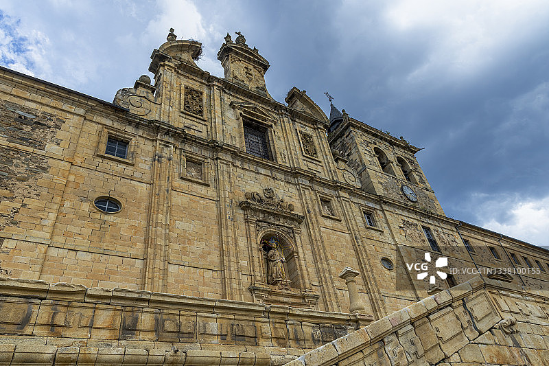 西班牙莱昂埃尔比耶尔索，比利亚夫兰卡德尔比耶尔索的圣尼古拉斯教堂图片素材