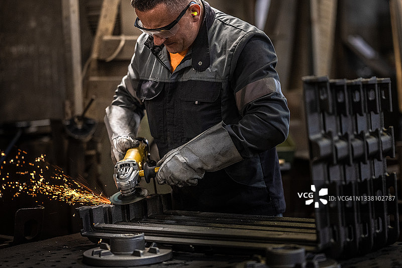 中年男人研磨金属设备图片素材