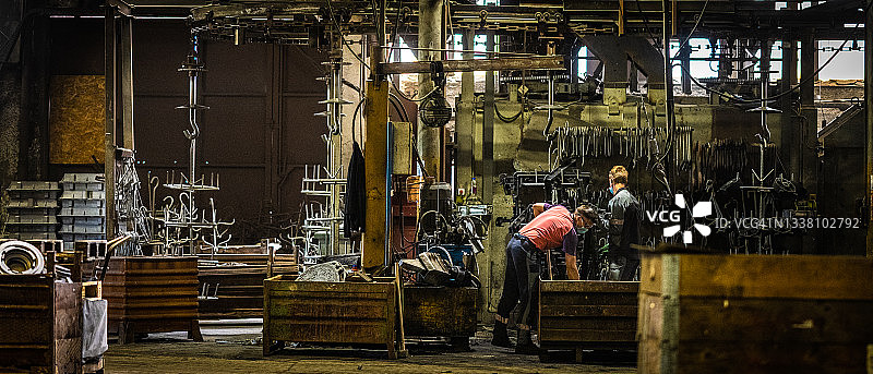 在工厂工作的金属工人图片素材
