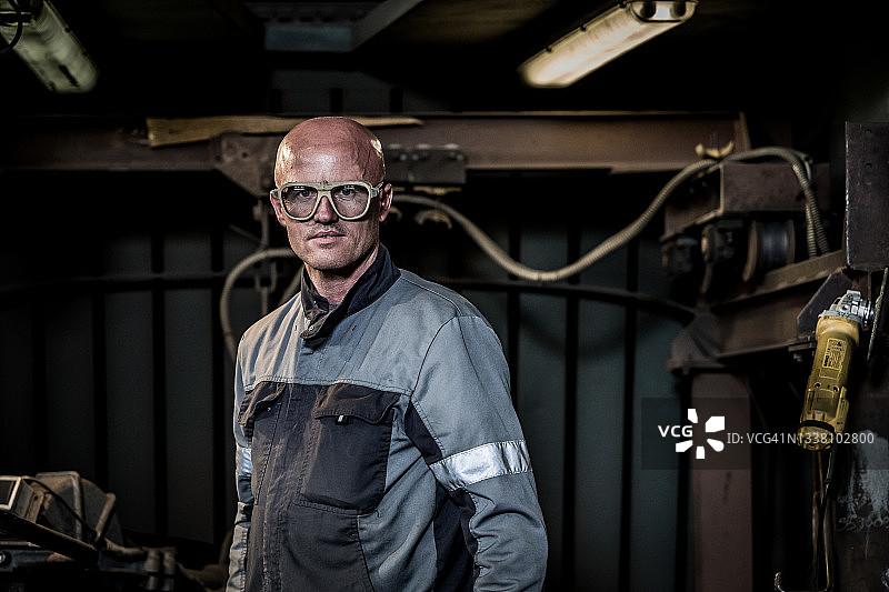 成熟的金属工人肖像图片素材