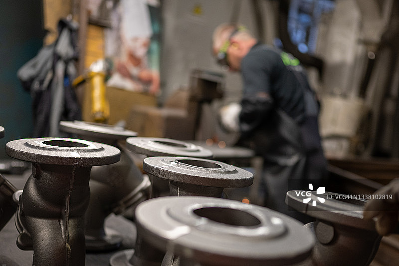 桌子上金属设备的特写图片素材