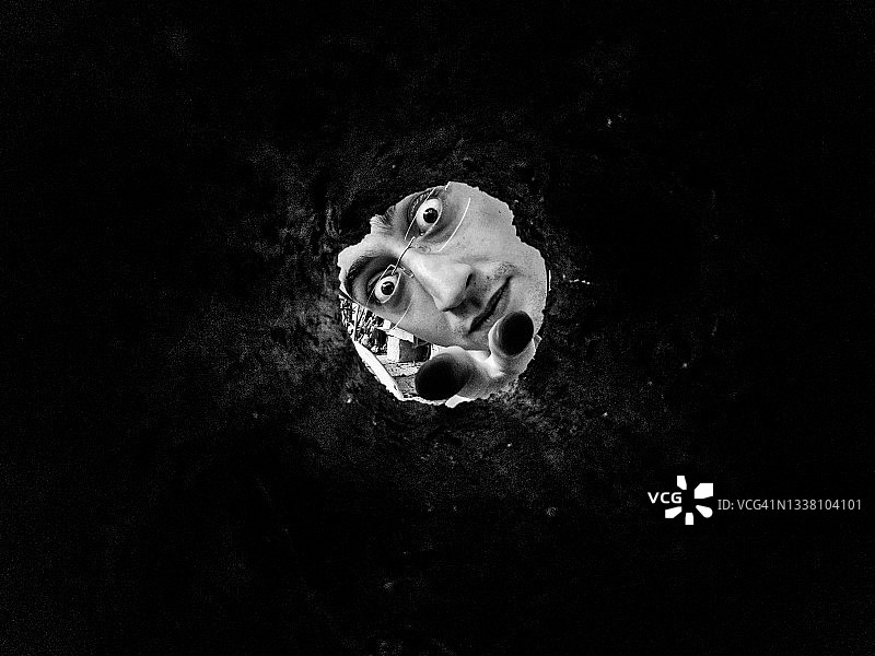 男人向洞内观看图片素材