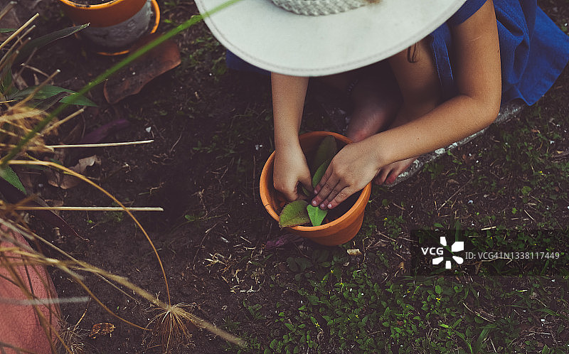 小女孩在泥土里园艺，亲近大自然图片素材