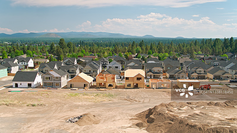 俄勒冈州本德市不同施工阶段的郊区住宅航拍图片素材