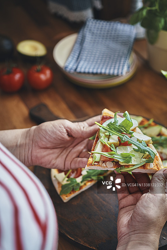 素食披萨，牛油果番茄芝麻菜图片素材