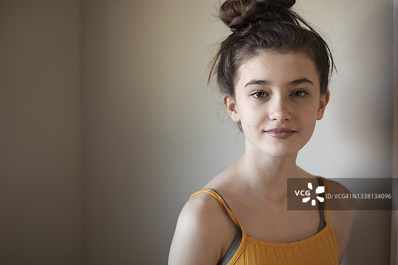 梳着发髻的十二岁女孩肖像图片素材
