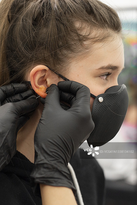 少女穿耳洞图片素材