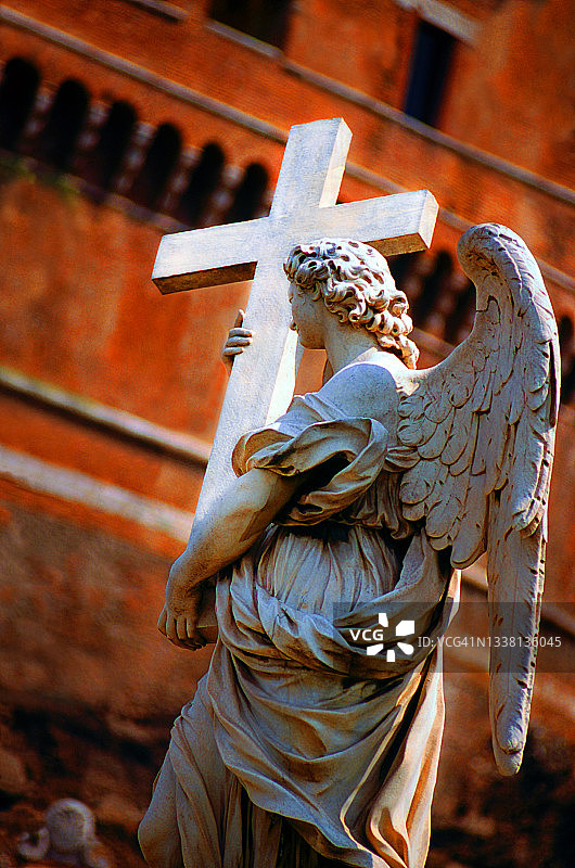 手持十字架的雕像图片素材