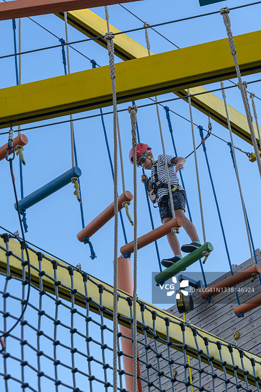 儿童挑战高空绳索项目图片素材