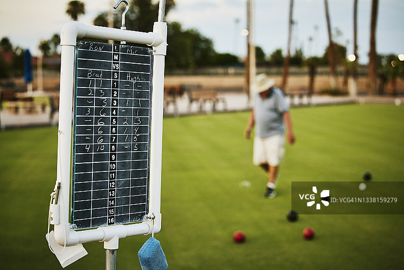 夏季傍晚草地滚球比赛记分牌的中景图片素材