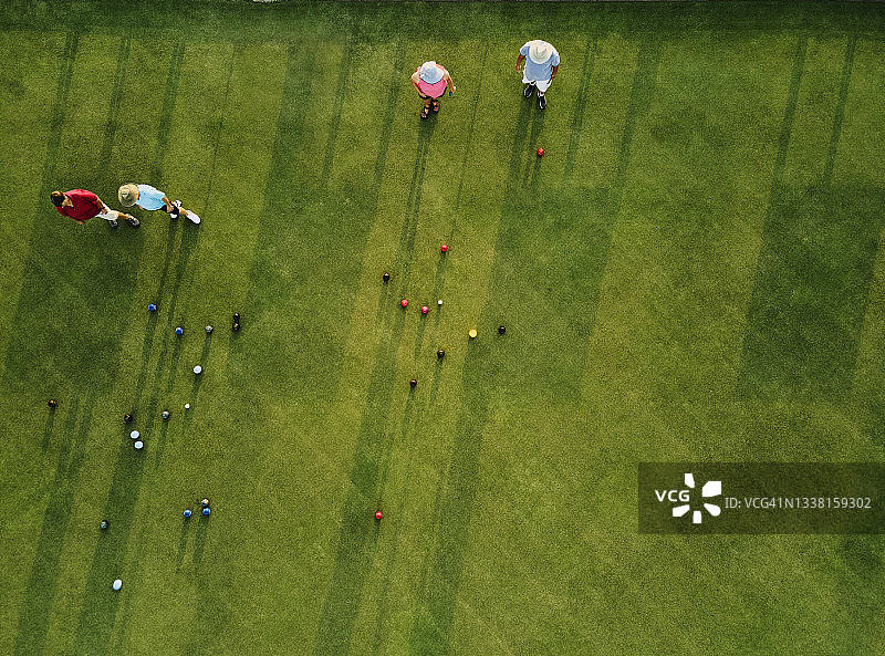 夏季傍晚，草坪上的保龄球手正在进行比赛图片素材