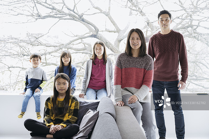 中国家庭室内人像，四个年幼的孩子图片素材